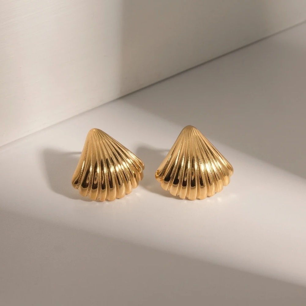18k Gold Plated *Shell Stud* Earrings - Picture 3 of 9